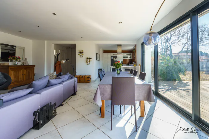grande piece de vie d'une maison contemporaine pour vente immobiliere - photo par Isabelle SACCOCCIO
