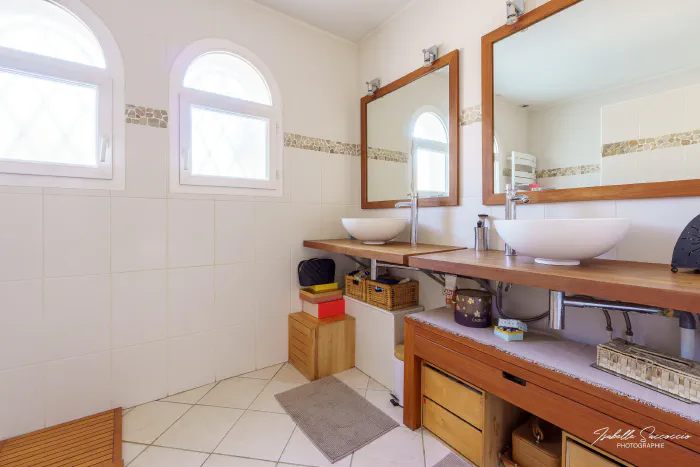 photo salle de bains d'une maison contemporaine pour vente immobiliere - photo par Isabelle SACCOCCIO