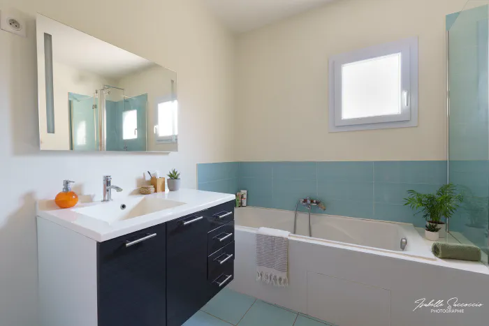 photo salle de bains maison contemporaine - photo par Isabelle SACCOCCIO
