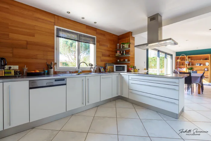 prise de vue cuisine pour vente immobiliere maison contemporaine - photo par Isabelle SACCOCCIO