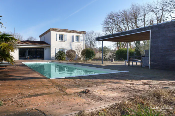 prise de vue d'une jolie maison familiale contemporaine pour vente immobiliere - photo par Isabelle SACCOCCIO