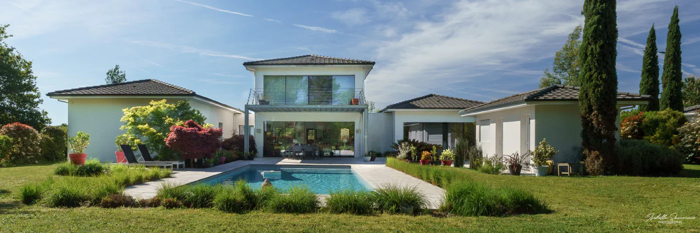 villa contemporaine avec piscine - photo par Isabelle SACCOCCIO